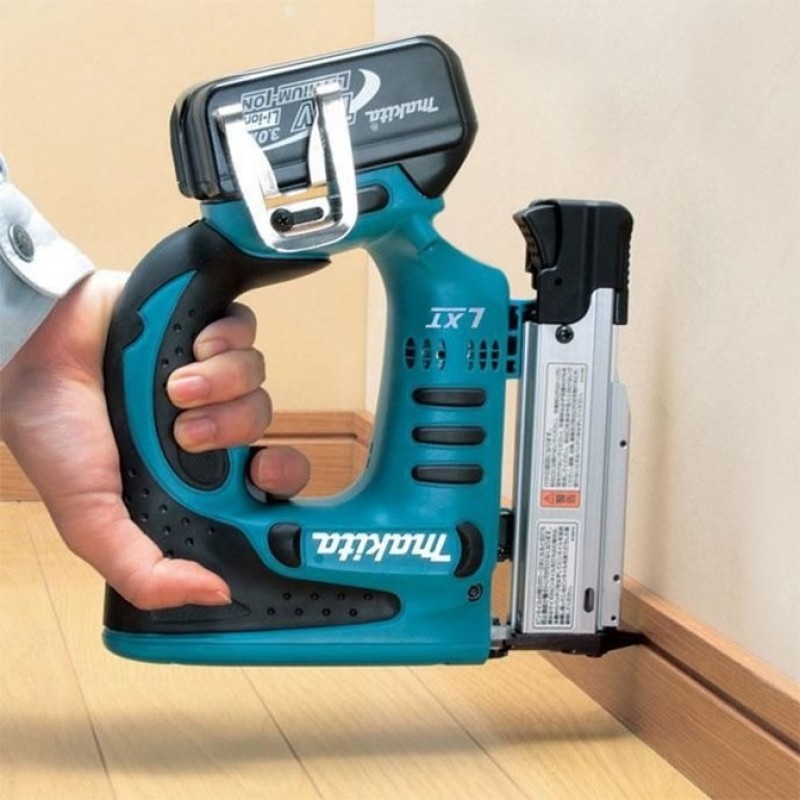 Такер акумулаторен MAKITA DST221Z - Акумулаторни такери за пирони