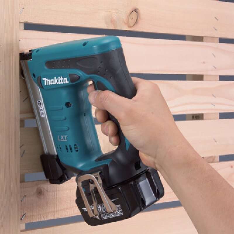 Такер акумулаторен MAKITA DST221Z - Акумулаторни такери за пирони