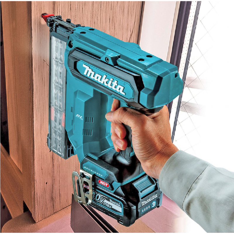 Такер Makita акумулаторен за гвоздеи с 2 батерии и зарядно, 40 V, 2 Ah, 18GA, 15-40 мм, FN001GA201 - Акумулаторни такери за пирони