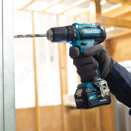 Акумулаторен винтоверт Makita с колекторен двигател с 2 батерии и зарядно, 12 V, 2 Ah, 30 Nm, 0.8-10 мм, DF333DWAE