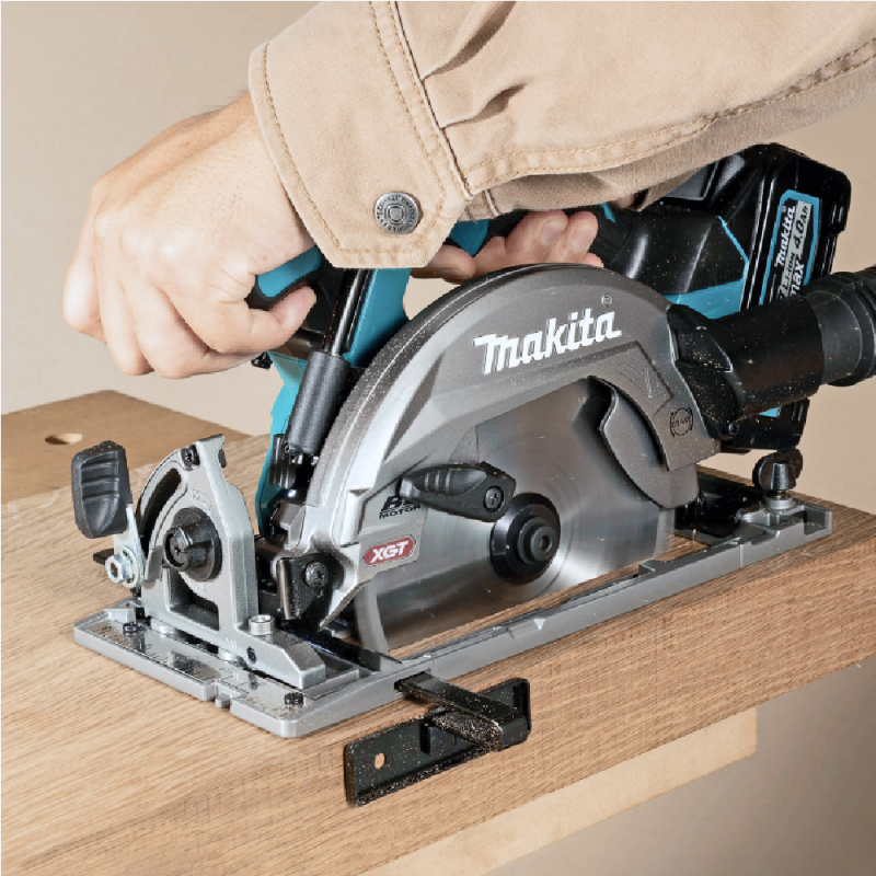 Акумулаторен ръчен циркуляр Makita с 2 батерии и зарядно, 40 V, 2.5 Ah, 165 мм, 5200 об./мин, HS012GD201 - Акумулаторни ръчни циркуляри