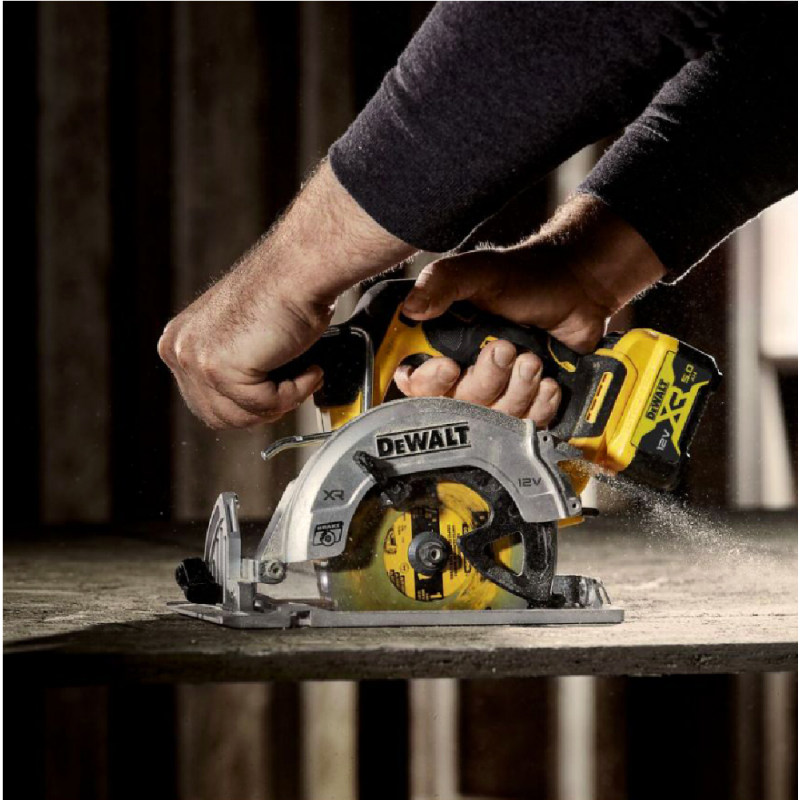 Акумулаторен ръчен циркуляр DeWALT с 2 батерии и зарядно, 12 V, 5 Ah, ф 140 мм, 3600 об./мин, 50 °, DCS512P2 - Акумулаторни ръчни циркуляри