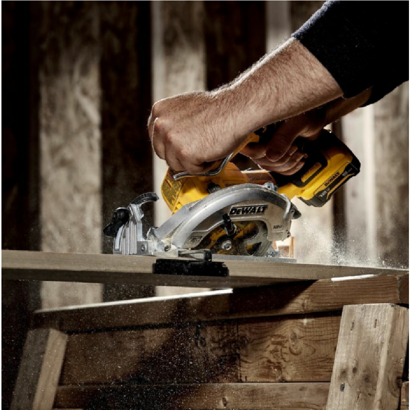 Акумулаторен ръчен циркуляр DeWALT с 2 батерии и зарядно, 12 V, 5 Ah, ф 140 мм, 3600 об./мин, 50 °, DCS512P2 - Акумулаторни ръчни циркуляри