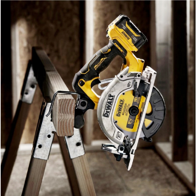 Акумулаторен ръчен циркуляр DeWALT с 2 батерии и зарядно, 12 V, 5 Ah, ф 140 мм, 3600 об./мин, 50 °, DCS512P2 - Акумулаторни ръчни циркуляри