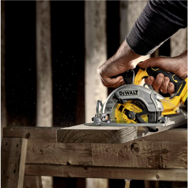 Акумулаторен ръчен циркуляр DeWALT с 2 батерии и зарядно, 12 V, 5 Ah, ф 140 мм, 3600 об./мин, 50 °, DCS512P2 - Акумулаторни ръчни циркуляри
