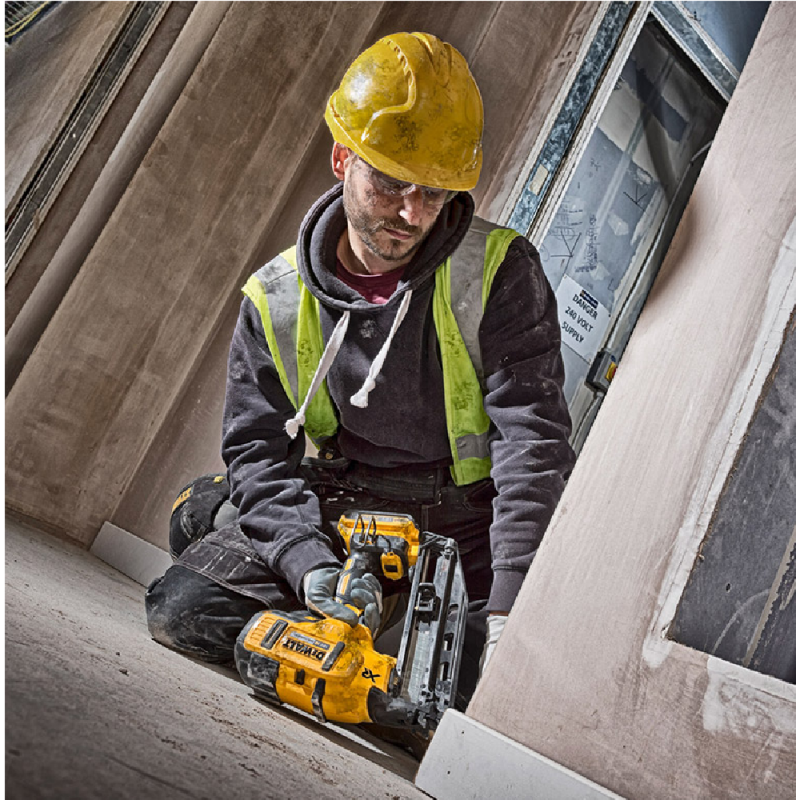 Такер DeWALT акумулаторен за гвоздеи с 2 батерии и зарядно, 18 V, 5 Ah, 16GA, 32-63 мм, DCN660P2 - Акумулаторни такери за пирони
