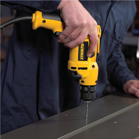 Бормашина DeWALT електрическа безударна 701 W, 10.9 Nm, 0-2500 об./мин, 1-10 мм, DWD112S